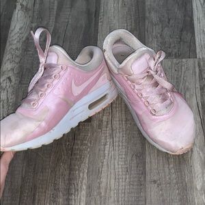 Nike air pink satin sneakers 💗🌸